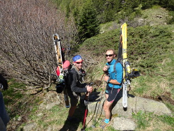  Des skieurs croisent le trace de Malcros a la descente